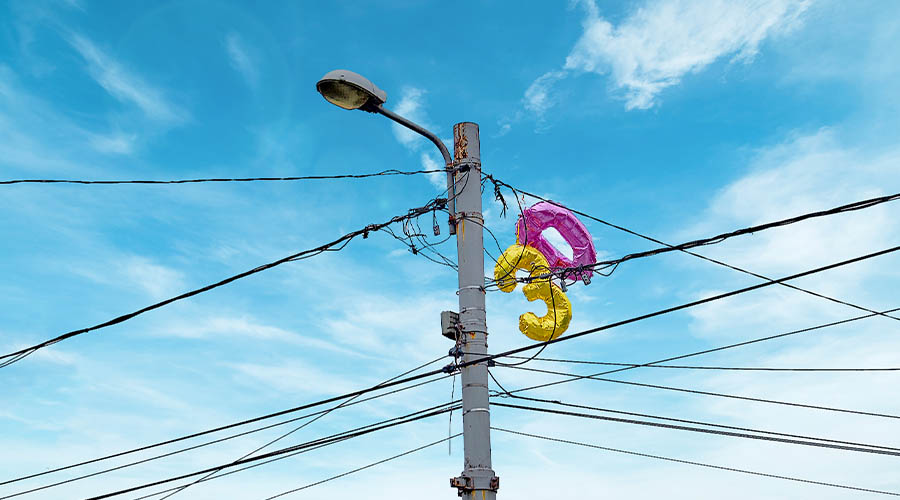 mylar balloons stuck in powerlines